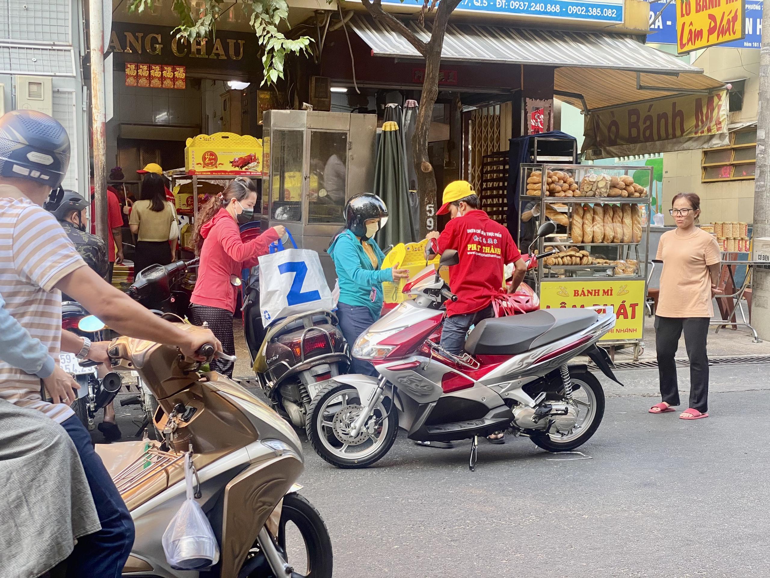 Xếp hàng từ tờ mờ sáng để mua heo quay cúng Thần Tài- Ảnh 6.