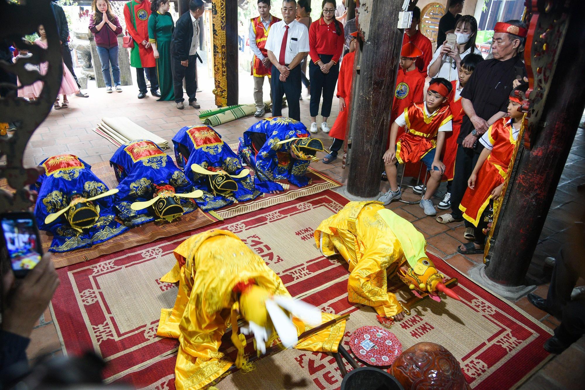 Để chuẩn bị cho lễ hội đền Sái, người dân trên địa bàn thực hiện một cách ráo riết, sốt sắng. Người dân phải chọn ra những người đóng vua giả, công chúa giả và các quan. Những người được chọn phải là các ông lão vào tuổi 75.