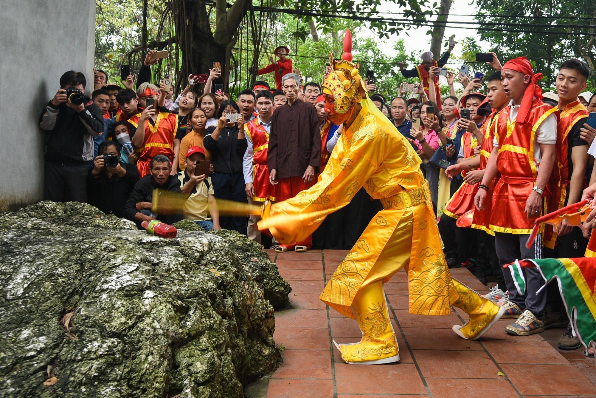 Sau đó, chúa sẽ vòng sang đền Thượng cùng vua làm lễ ướm gươm, chém ba nhát vào tảng đá lớn.