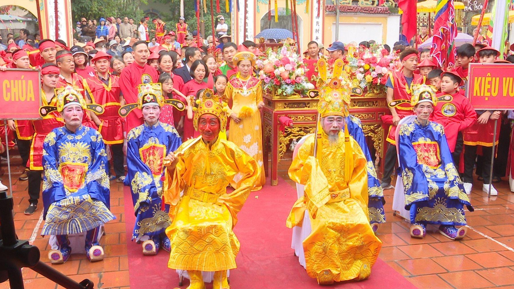 Năm nay, cụ ông Lê Vĩnh Lô (75 tuổi, khu 5) được phong Thanh Giang Sứ tức là ông Chúa trò. Trong khi đó, ông Trần Tiến Tĩnh (72 tuổi, khu 6) được phong Vua Thục An Dương Vương.