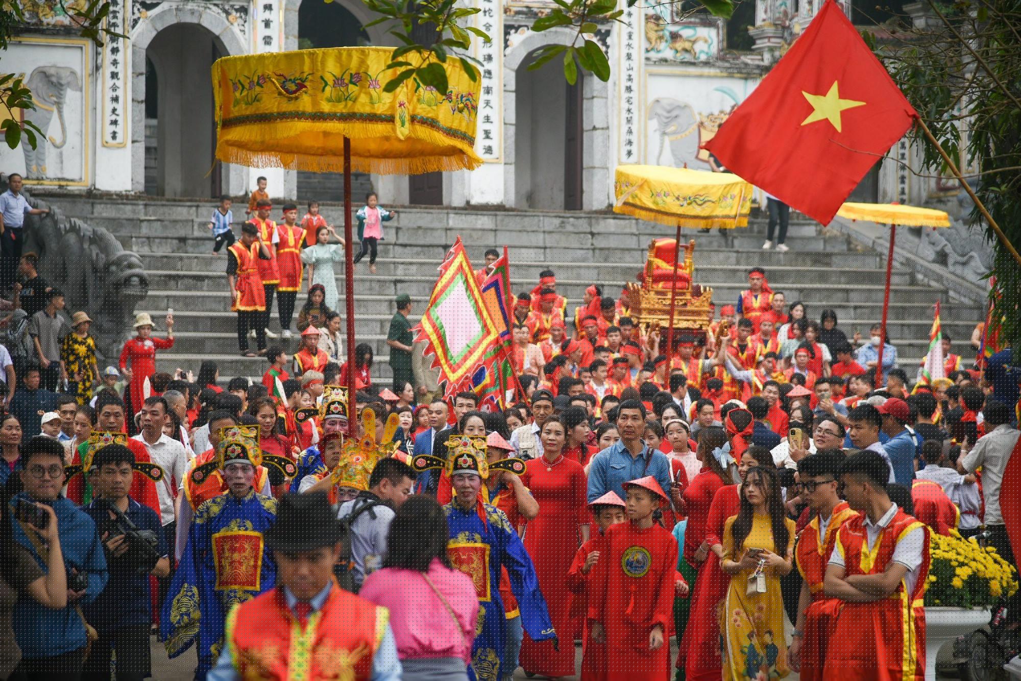 Năm nay lễ hội diễn ra đúng ngày 20/2, (Dương lịch), từ sáng sớm nhiều người dân làng Thụy Lôi (huyện Đông Anh, Hà Nội) đã có mặt tổ chức lễ hội đền Sái để tưởng nhớ vua An Dương Vương xây thành Cổ Loa năm xưa.