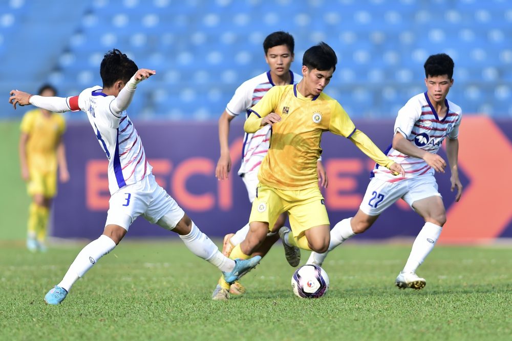 U19 Hà Nội (áo vàng) chơi áp đảo trước U19 Sông Lam Nghệ An. Ảnh: VFF