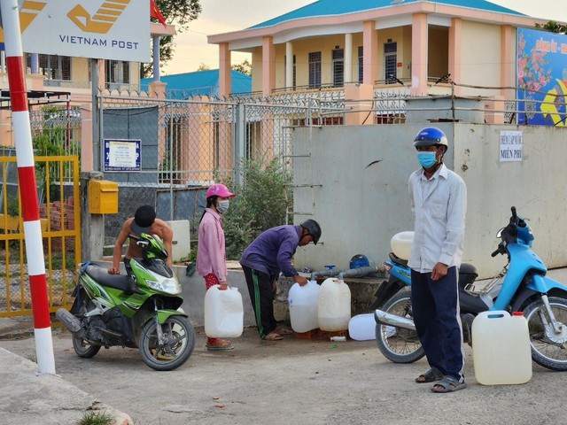 Công nhân góp tiền tặng nước cho người dân bị hạn, mặn- Ảnh 5.