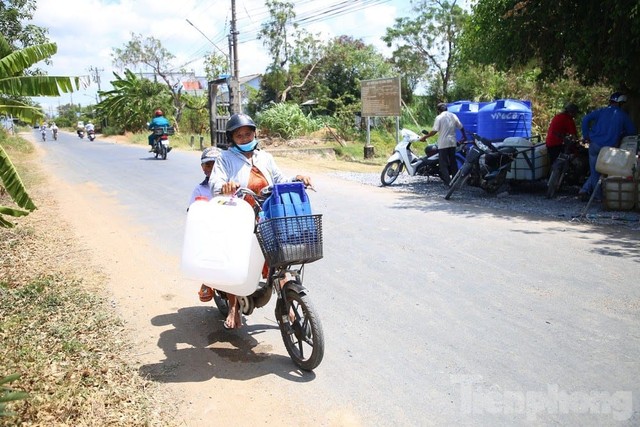 Công nhân góp tiền tặng nước cho người dân bị hạn, mặn- Ảnh 6.