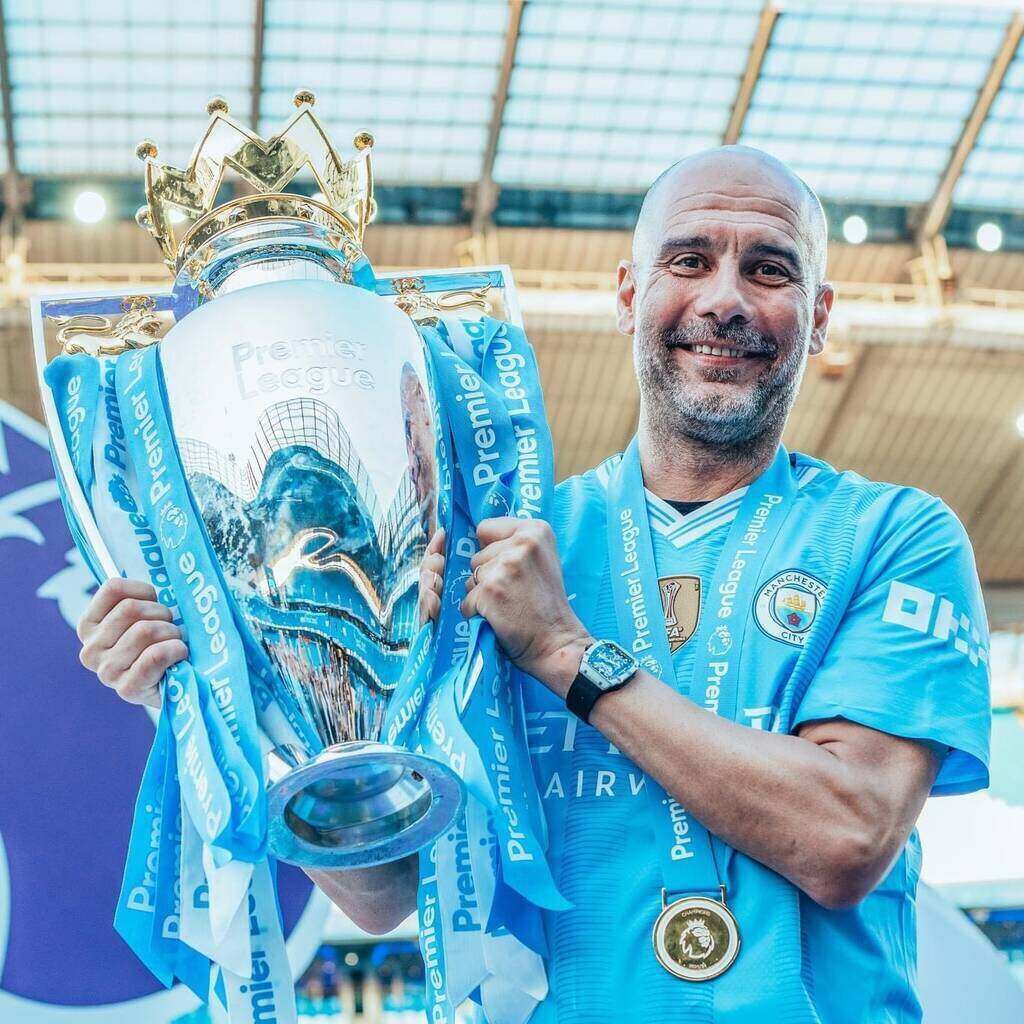 Pep Guardiola nâng cao danh hiệu Premier League 2023-2024.  Ảnh: MC