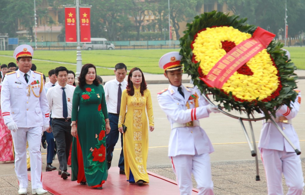 Trao tặng huy hiệu Bác Hồ cho học sinh giỏi tiêu biểu Thủ đô