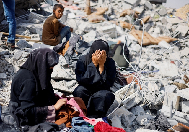 Hai chị em người Palestine đau buồn khi tìm kiếm người mẹ mất tích trong đống đổ nát ở Khan Younis, miền Nam Gaza hôm 3-6 Ảnh: REUTERS