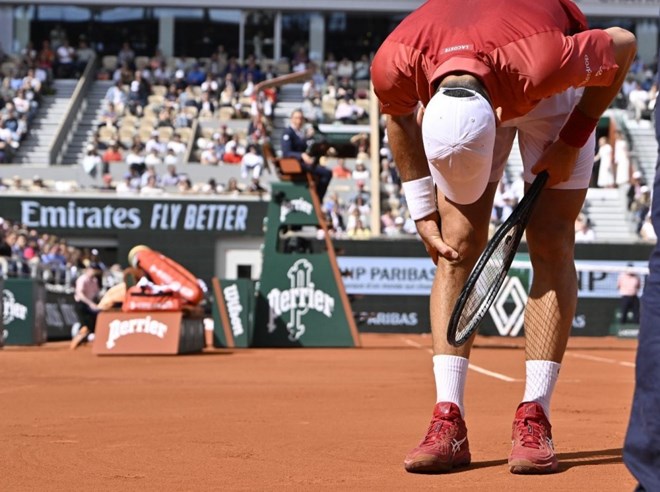 Djokovic phẫu thuật đầu gối, nguy cơ lỡ giải Wimbledon