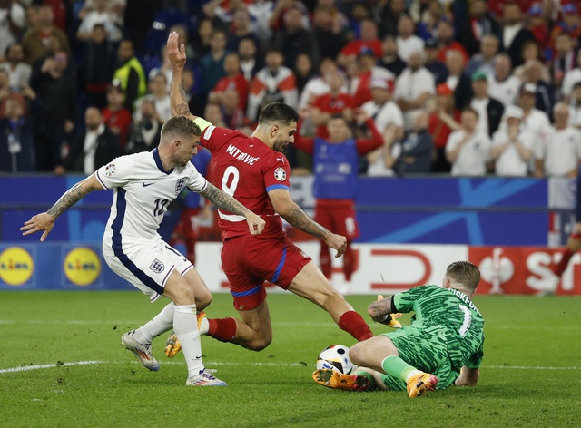 Aleksandar Mitrovic đối mặt bất thành với Jordan Pickford