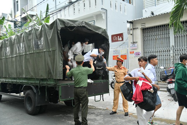 Hàng trăm thí sinh vượt biển vào đất liền thi tốt nghiệp THPT- Ảnh 6.