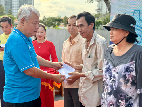 Ông Võ Khắc Thái, Chủ tịch LĐLĐ TP HCM, trao quà cho đoàn viên - lao động khó khăn tại quận 7 Ảnh: HUỲNH NHƯ