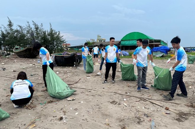 Công nhân Nam Định chung tay dọn sạch rác biển