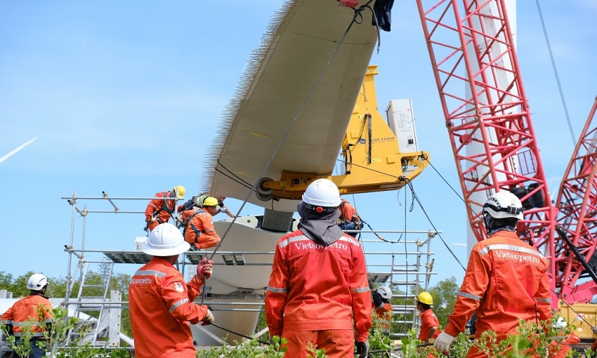 Xí nghiệp Cơ điện thực hiện thành công dịch vụ tháo, lắp và vận chuyển các cánh tuabin điện gió