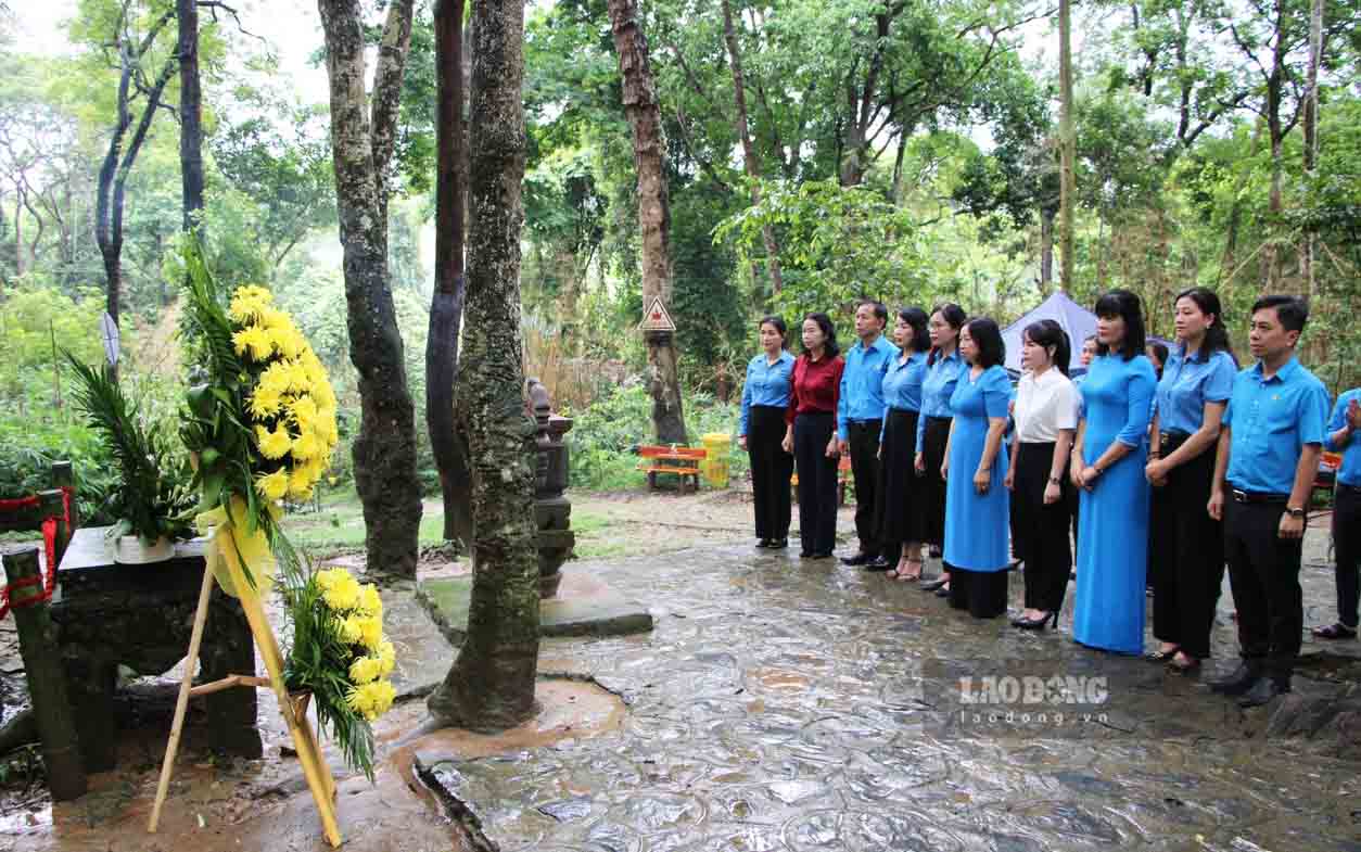 Đoàng dâng hương và thăm lán Nà Nưa nơi Bác Hồ từng ở và làm việc.