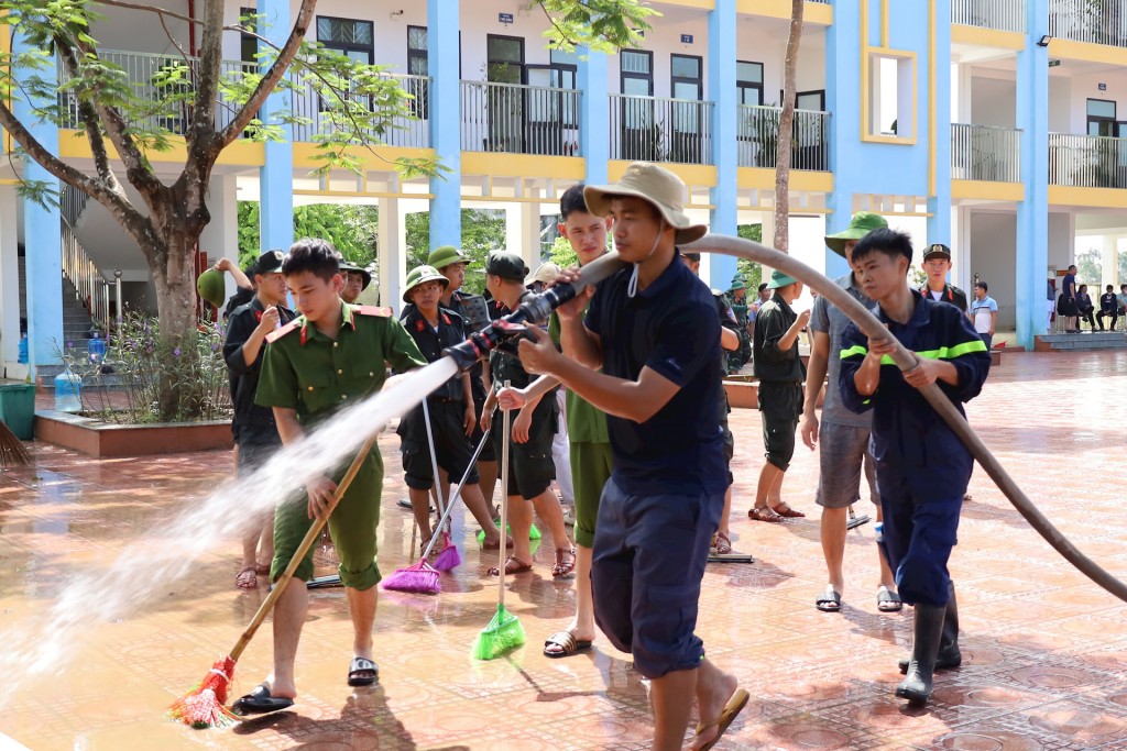 Nhanh chóng vệ sinh môi trường, hỗ trợ người dân khôi phục sản xuất