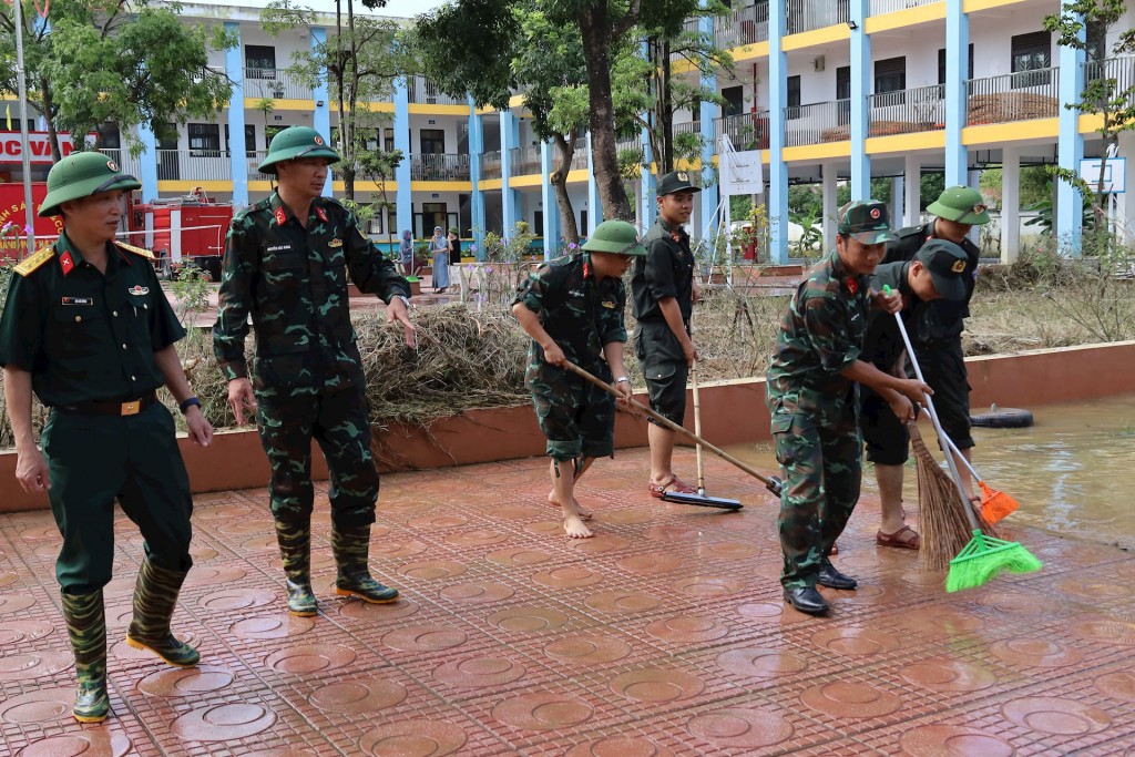 Nhanh chóng vệ sinh môi trường, hỗ trợ người dân khôi phục sản xuất