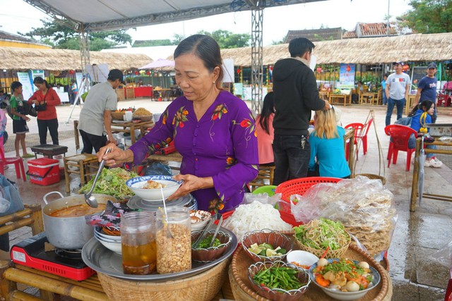 Mỳ Quảng là món ăn đặc sản của tỉnh Quảng Nam, tuy dân dã nhưng hàm chứa cả diễn trình lịch sử hình thành, hệ tri thức dân gian của vùng đất xứ Quảng. Ảnh: TRẦN THƯỜNG