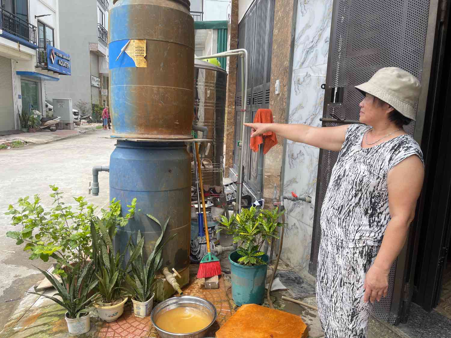 Các thành viên trong gia đình bà Sáu thường xuyên mắc các bệnh về da liễu do sử dụng nguồn nước không đảm bảo. Ảnh: Khánh An