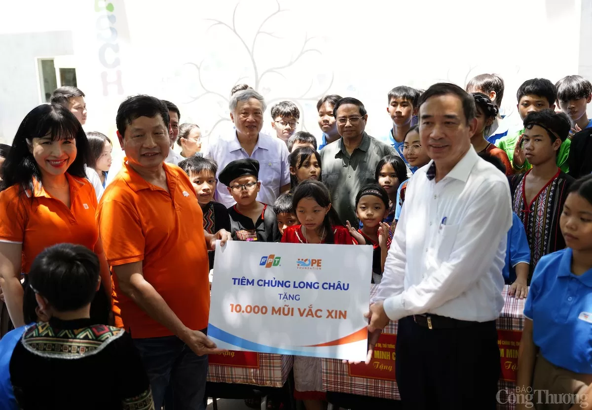 - Tập đoàn FPT và tiêm chủng FPT Long Châu trao tặng TP. Đà Nẵng 10.000 mũi tiêm vắc-xin.