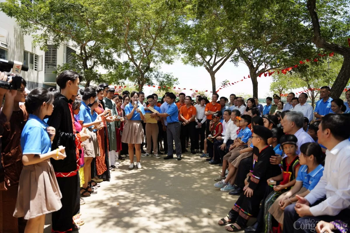- Các em học sinh nhà trường kính tặng Thủ tướng Chính phủ sản phẩm thủ công là xà bông do các em tự làm, trên vỏ hộp có hình ảnh của tỉnh/thành nơi cac em sinh ra do các em vẽ.