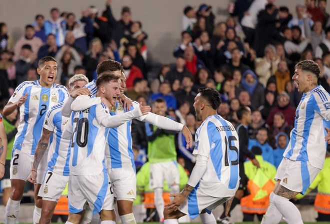 Đội tuyển Argentina thắng đậm Chile trong trận vắng Messi