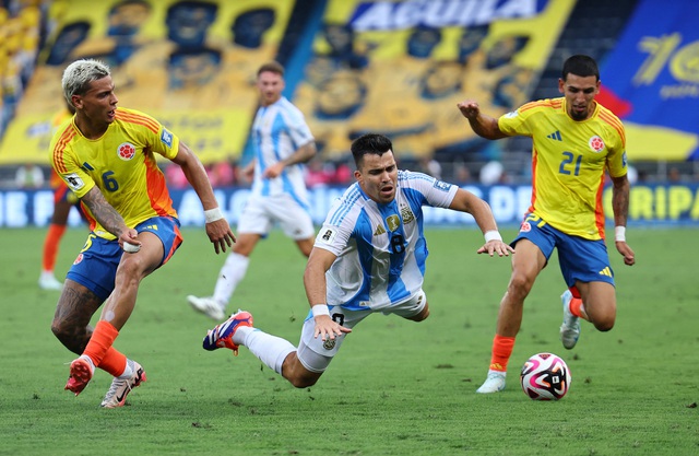 Vắng Messi, Argentina gục ngã trước "đòn thù" Colombia- Ảnh 1.