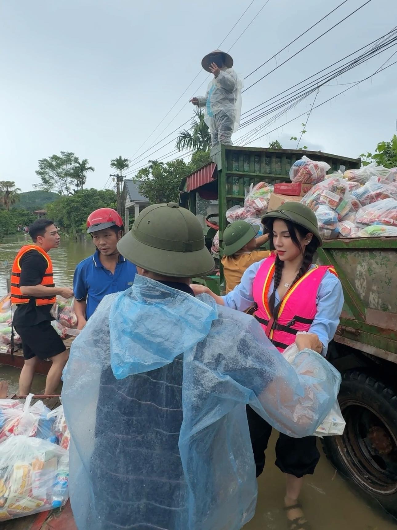 Quế Vân và vợ chồng Ưng Hoàng Phúc bị chỉ trích khi đi cứu trợ... giữa trung tâm Hà Nội- Ảnh 7.