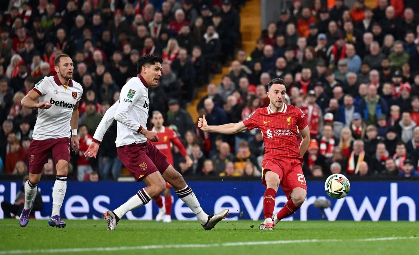 liverpool nguoc dong danh bai west ham tai cup lien doan anh hinh 1