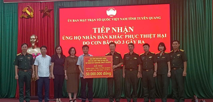 Thăm, tặng quà cán bộ chiến sĩ tỉnh Tuyên Quang, Yên Bái