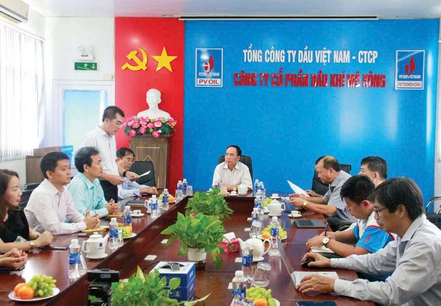 Ông Đào Đình Thiêm - Giám đốc Petromekong, Chủ tịch Hội Dầu khí Tây Đô báo cáo về hoạt động của Hội với lãnh đạo Trung ương Hội DKVN
