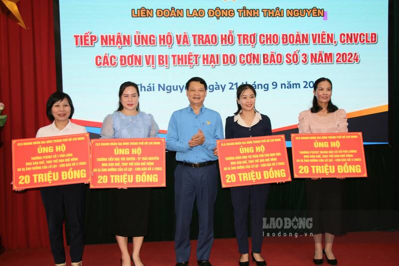 Trao hỗ trợ 4 trường học bị thiệt hại do mưa lũ. Ảnh: Lam Thanh