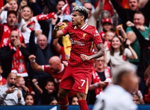 Liverpool tạm thời vươn lên dẫn đầu Premier League
