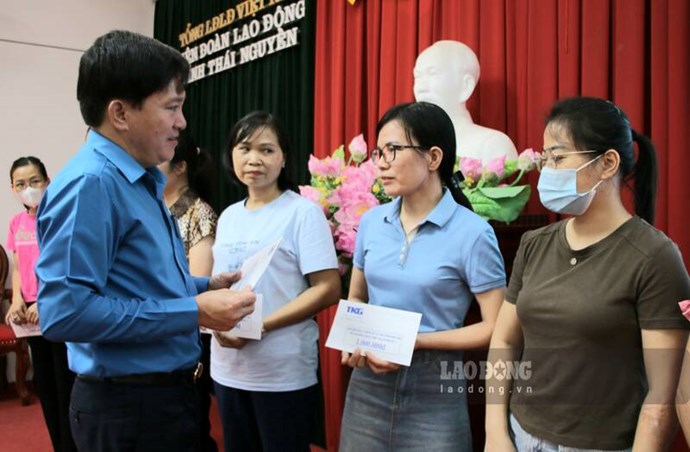 Trao quà cho đoàn viên bị ảnh hưởng thiên tai ở Thái Nguyên