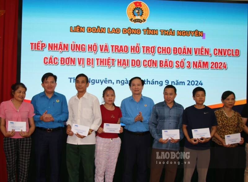 Trao quà hỗ trợ cho các đoàn viên, người lao động bị ảnh hưởng bởi thiên tai. Ảnh: Lam Thanh