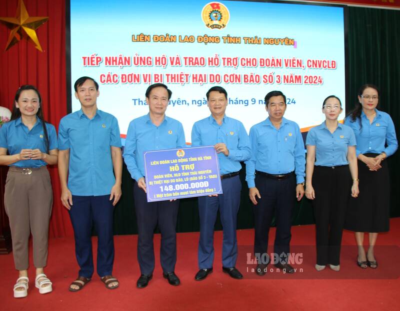 LĐLĐ tỉnh Thái Nguyên tiếp nhận hỗ trợ từ LĐLĐ tỉnh Hà Tĩnh. Ảnh: Lam Thanh