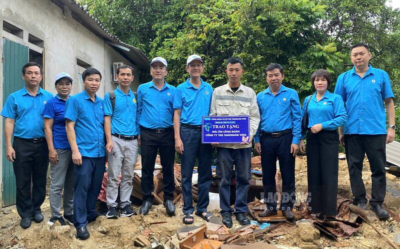 Trao hỗ trợ nhà Mái ấm Công đoàn. Ảnh: Lam Thanh