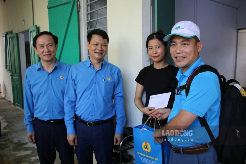 Trao hỗ trợ đoàn viên bị thiệt hại do mưa lũ. Ảnh: Lam Thanh