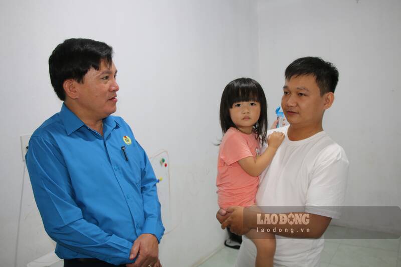 Phó Chủ tịch Tổng LĐLĐVN thăm hỏi, trao quà hỗ trợ các đoàn viên. Ảnh: Lam Thanh