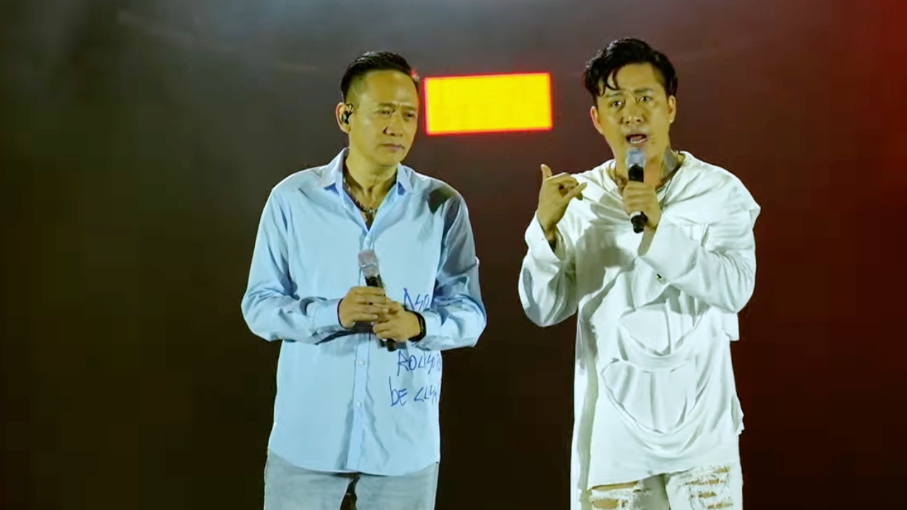 Tuấn Hưng và Duy Mạnh đứng chung sân khấu sau nhiều năm “nghỉ chơi“. Ảnh: YouTube Tuấn Hưng