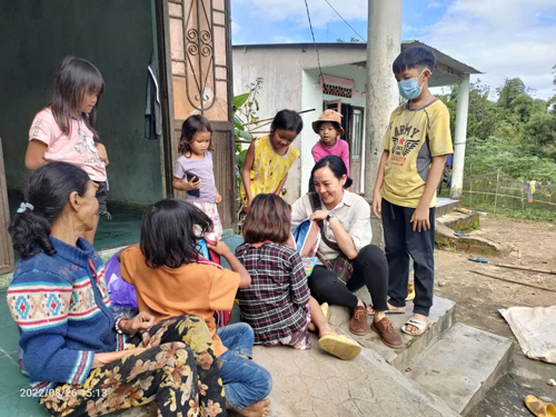 Hoàng Ly (thứ hai từ phải sang, hàng đầu) luôn gần gũi, được người dân địa phương quý mến