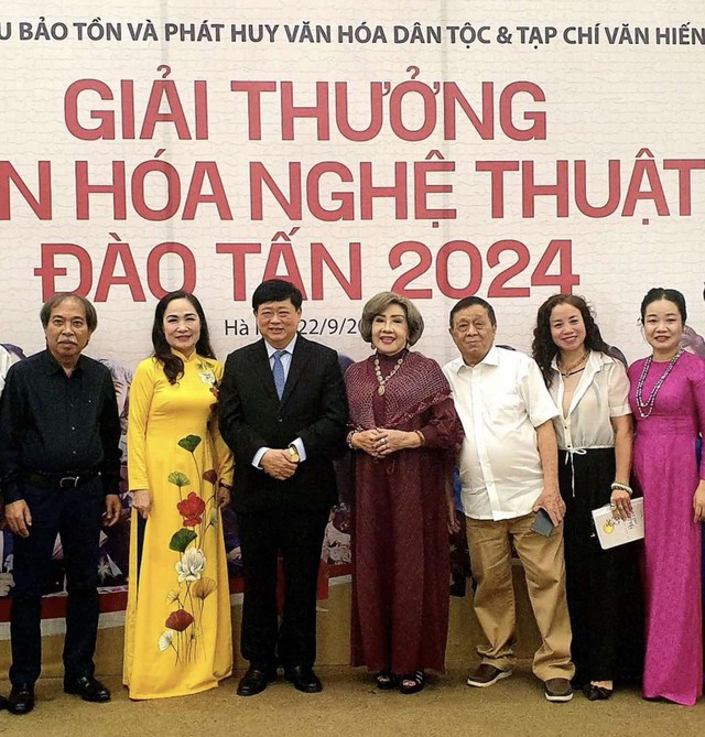 NSND Lệ Thủy và ca sĩ Dương Đình Trí được trao giải thưởng Đào Tấn- Ảnh 2. NSND Lệ Thủy và ca sĩ Dương Đình Trí được trao giải thưởng Đào Tấn- Ảnh 2.