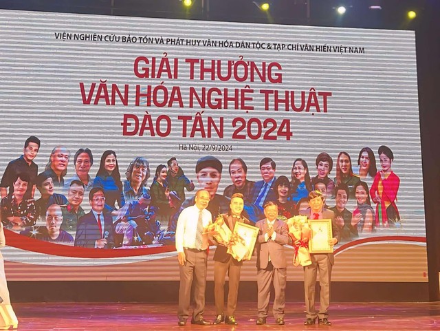 NSND Lệ Thủy và ca sĩ Dương Đình Trí được trao giải thưởng Đào Tấn- Ảnh 4. NSND Lệ Thủy và ca sĩ Dương Đình Trí được trao giải thưởng Đào Tấn- Ảnh 4.