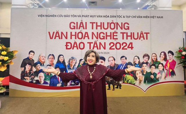 NSND Lệ Thủy và ca sĩ Dương Đình Trí được trao giải thưởng Đào Tấn- Ảnh 3. NSND Lệ Thủy và ca sĩ Dương Đình Trí được trao giải thưởng Đào Tấn- Ảnh 3.