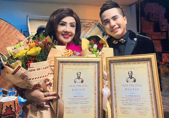 NSND Lệ Thủy và ca sĩ Dương Đình Trí được trao giải thưởng Đào Tấn- Ảnh 1. NSND Lệ Thủy và ca sĩ Dương Đình Trí được trao giải thưởng Đào Tấn- Ảnh 1.