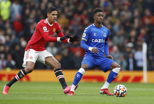 Hàng thủ Man United  vất vả theo kèm Demarai Gray