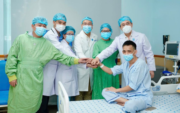 Các y - bác sĩ chúc mừng bệnh nhân ghép tim được xuất viện
