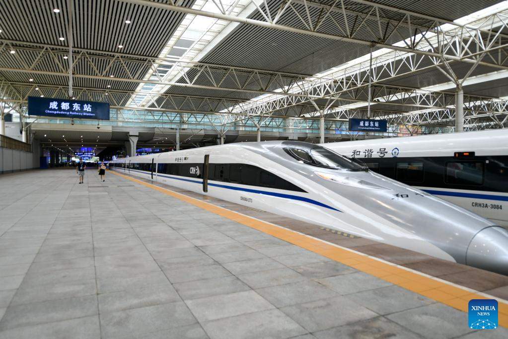 Tàu cao tốc G2963 chờ khởi hành tại Thành Đô, Tứ Xuyên, Trung Quốc, ngày 1.7.2023. Ảnh: Xinhua