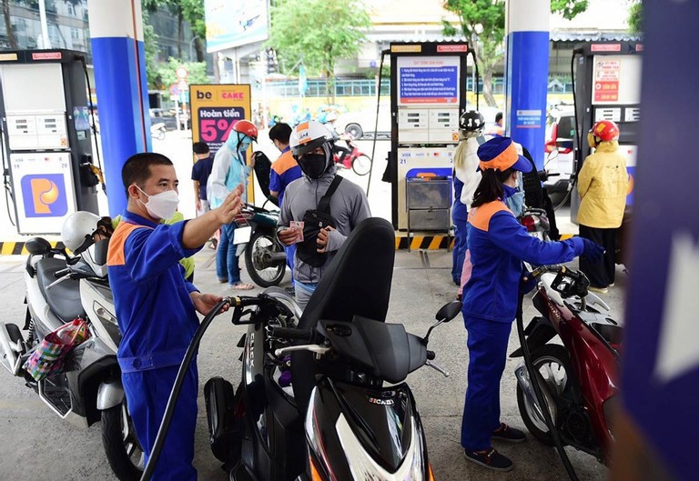 Cần có bước đệm trước khi xăng dầu chuyển sang vận hành theo cơ chế thị trường. Giá xăng dầu hôm nay ngày 4/10/2024