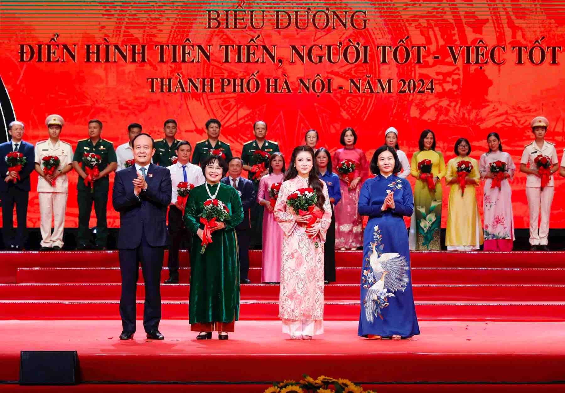 Phó Bí thư Thường trực Thành ủy Nguyễn Thị Tuyến và Chủ tịch HĐND thành phố Nguyễn Ngọc Tuấn trao danh hiệu và tặng hoa chúc mừng các cá nhân “Người tốt, việc tốt” năm 2024. Ảnh: Viết Thành