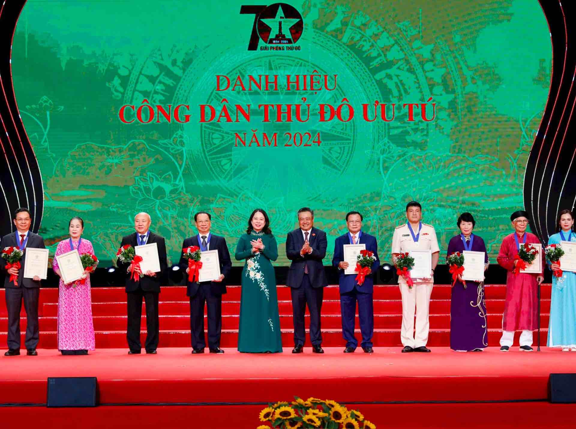 Phó Chủ tịch nước Võ Thị Ánh Xuân, Chủ tịch UBND TP Hà Nội Trần Sỹ Thanh trao danh hiệu công dân Thủ đô ưu tú. Ảnh: Viết Thành